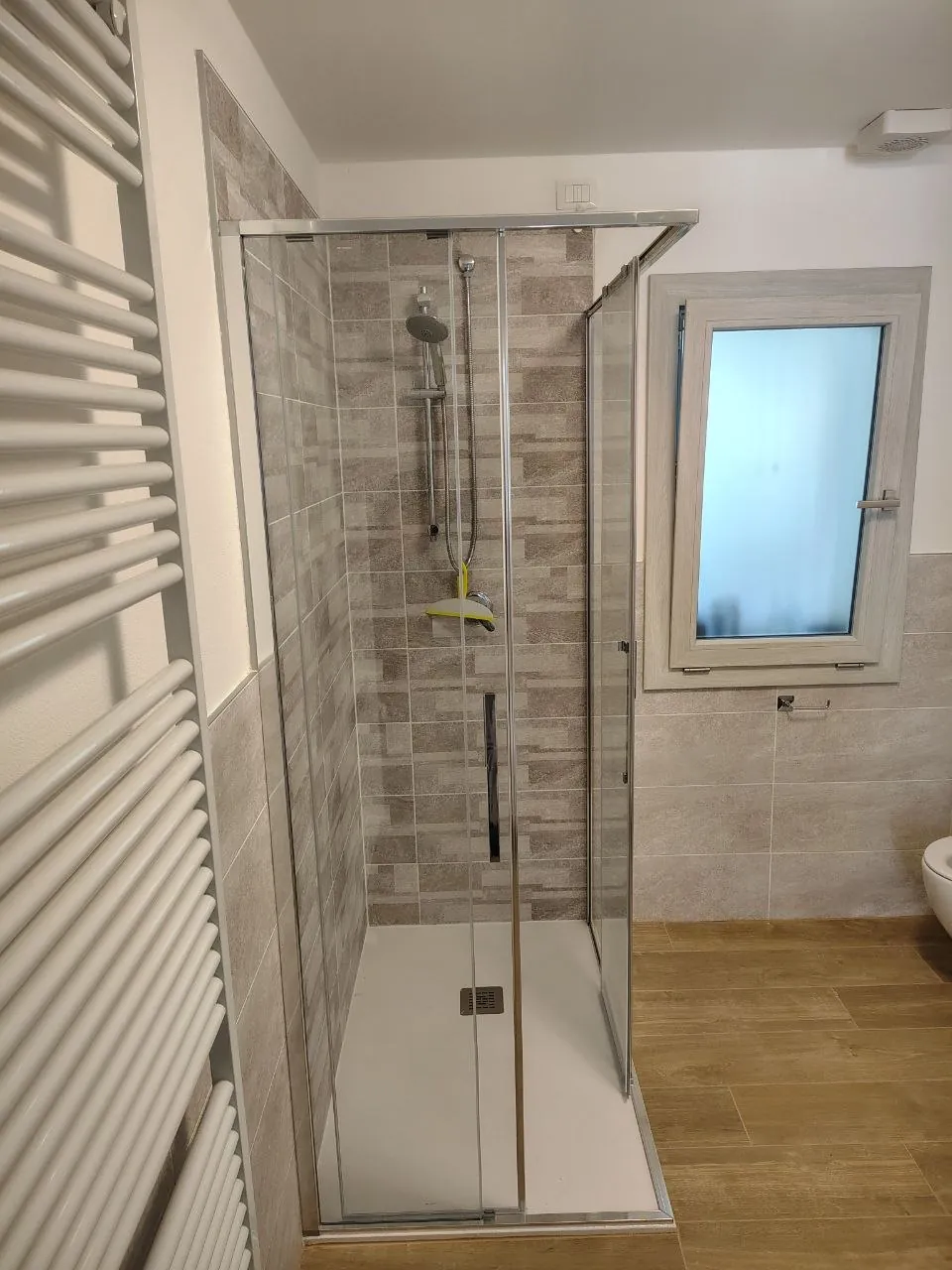 Cabina doccia del bagno con scaldasalviette