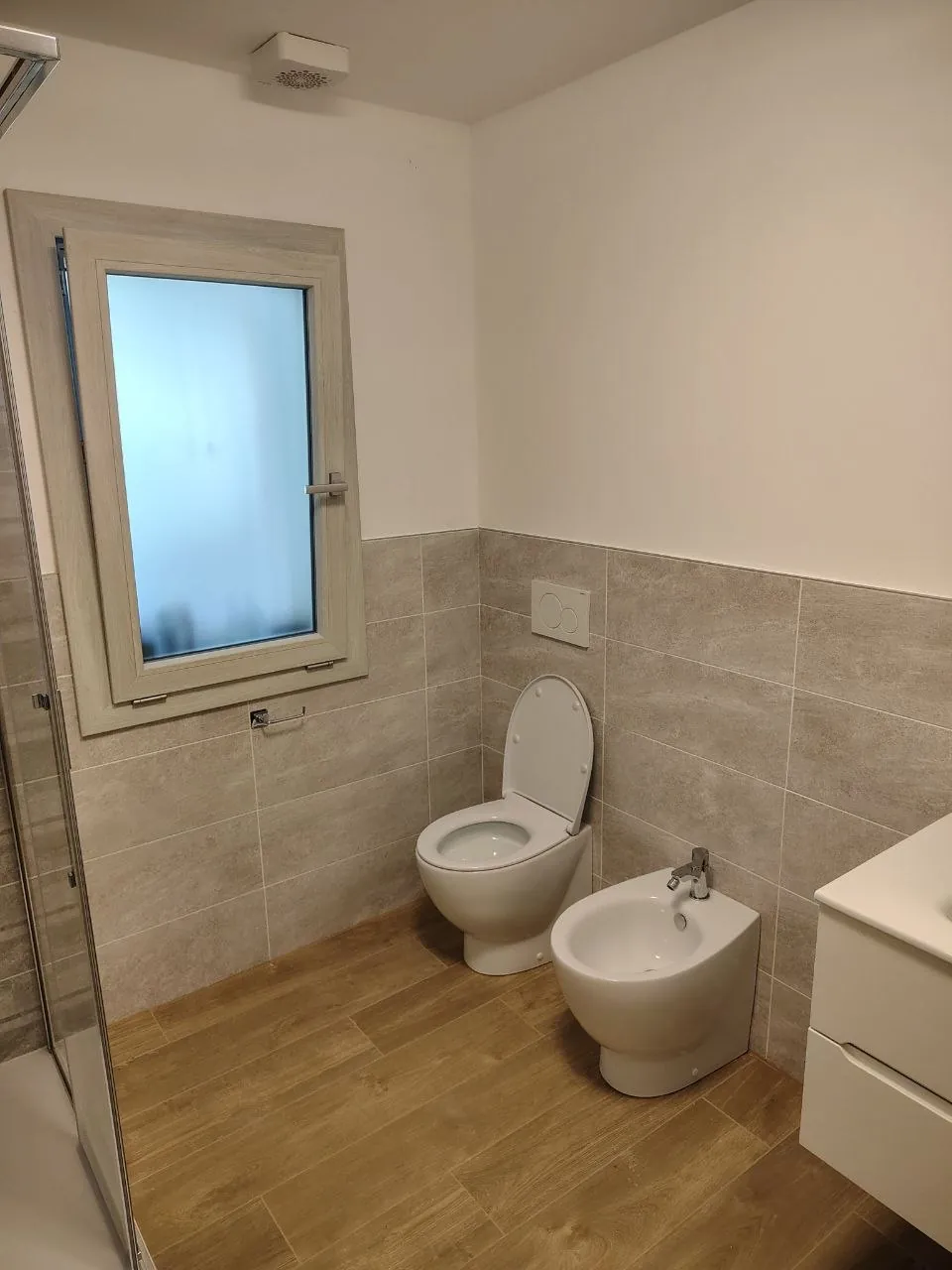 Bagno con sanitari nuovi e finestra