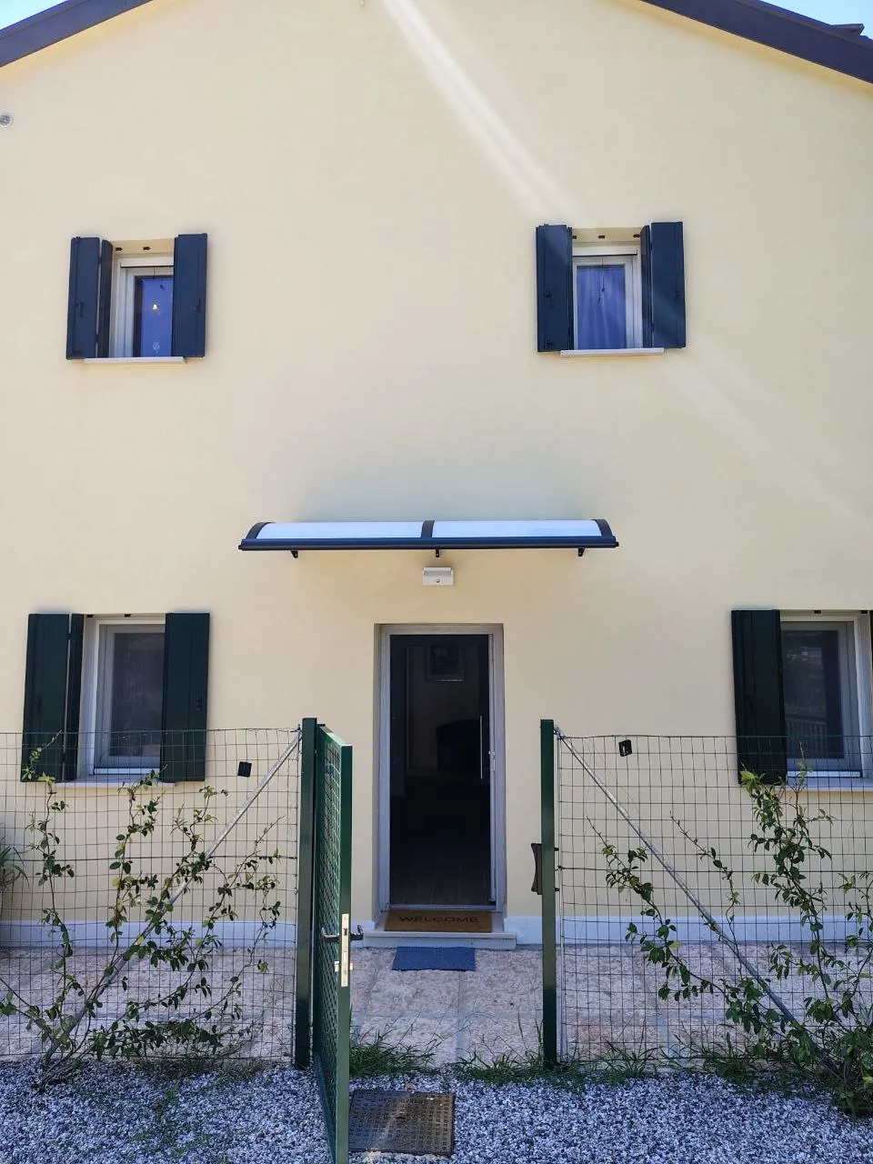 La facciata con la porta d'ingresso dell'appartamento